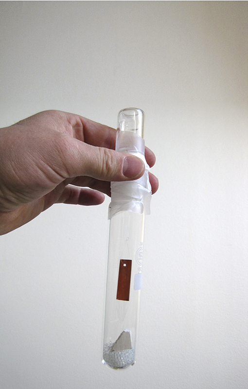 Fig. 4. Tub de testare din sticlă cu un eșantion de material și un cupon metalic, pregătit pentru testul de coroziune accelerată  (testul Oddy)