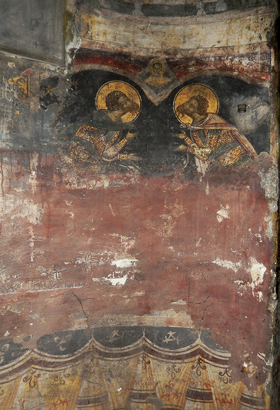 3. Naos, absida de nord, Sfinții Theodori – pictura murală acoperită de intervenții necorespunzătoare, aspectul suprafeței după curățare