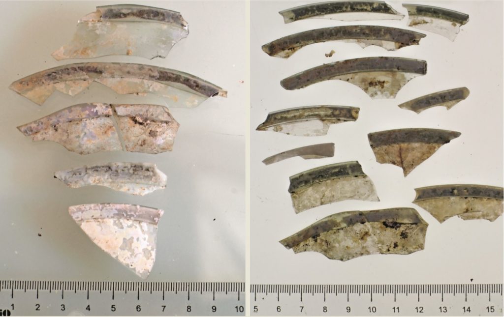 Fig. 1. a, b) Fragmente sticlă vitralii (descoperite în situl arheologic) fotografiate în reflexie şi transparență